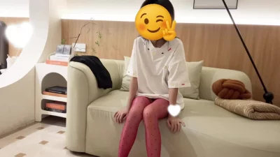 [原创] 19岁小母狗背着男友穿着红色吊带丝袜被我当飞机杯操，操的她一直求饶操